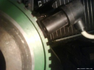 провернул по часовой на 4ре зуба чтобы прорезь совпала с датчиком